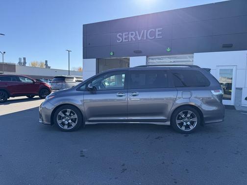 2020 Toyota Sienna SE