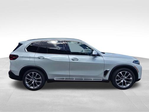 Alpine White 2024 BMW X5 xDrive40i