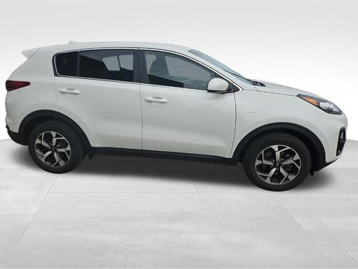 Snow White Pearl 2022 Kia Sportage LX