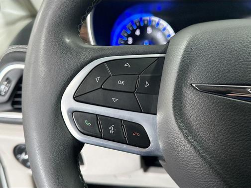 Bright White Clearcoat 2023 Chrysler Pacifica Limited