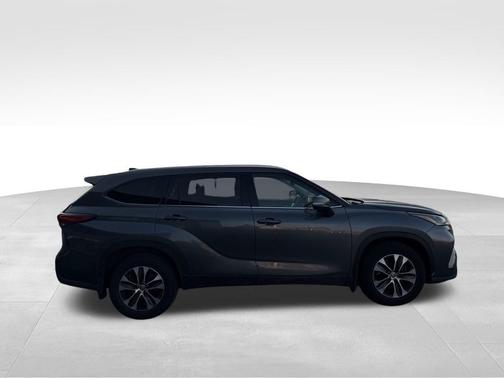Magnetic Gray Metallic 2021 Toyota Highlander XLE