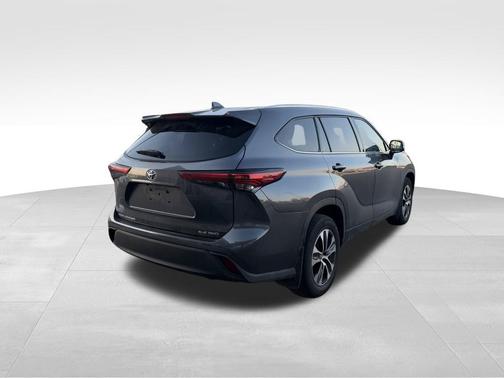 Magnetic Gray Metallic 2021 Toyota Highlander XLE