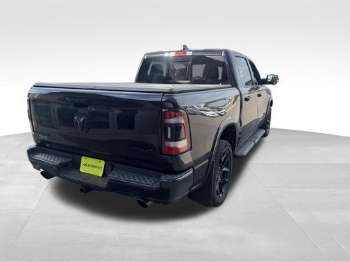 Diamond Black Crystal Pearlcoat 2022 RAM 1500 Laramie