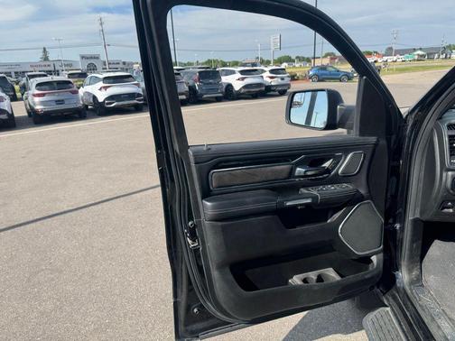 Diamond Black Crystal Pearlcoat 2022 RAM 1500 Laramie