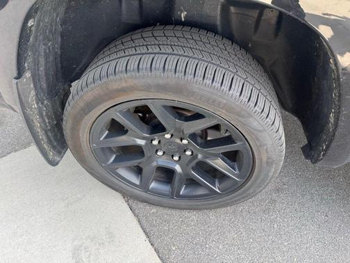 Diamond Black Crystal Pearlcoat 2022 RAM 1500 Laramie