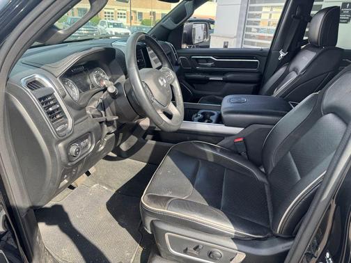 Diamond Black Crystal Pearlcoat 2022 RAM 1500 Laramie
