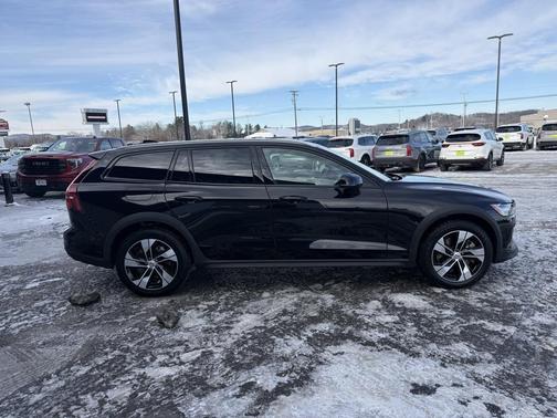 2025 Volvo V60 Cross Country B5 Plus