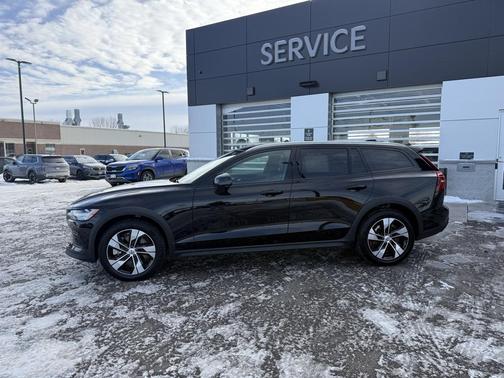 2025 Volvo V60 Cross Country B5 Plus