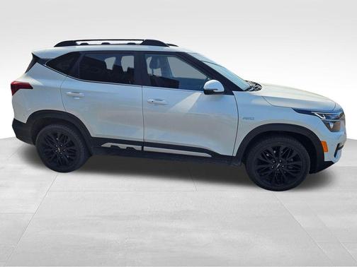 Snow White Pearl 2023 Kia Seltos Nightfall Edition