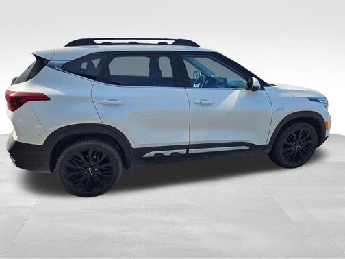 Snow White Pearl 2023 Kia Seltos Nightfall Edition