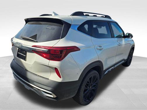Snow White Pearl 2023 Kia Seltos Nightfall Edition