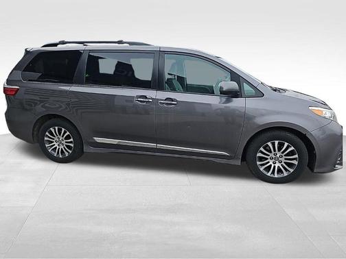 2020 Toyota Sienna XLE