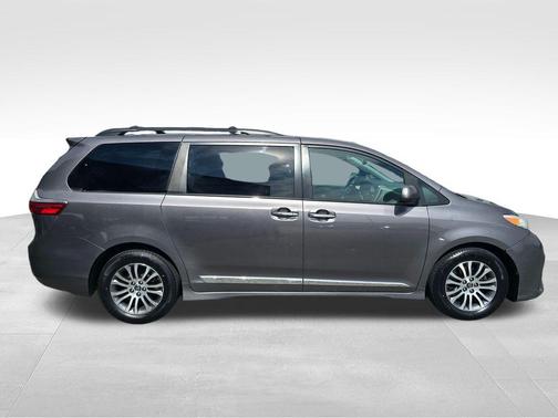 2020 Toyota Sienna XLE