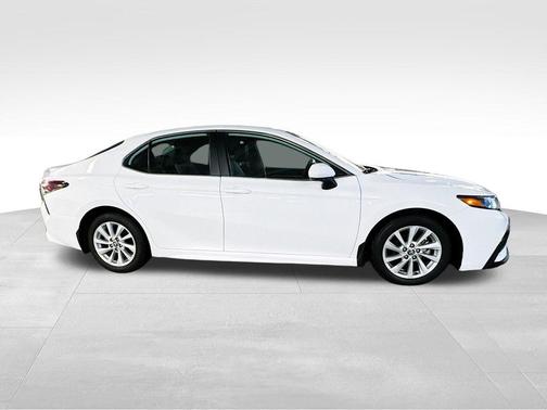 Wind Chill Pearl/Midnight Black Metallic 2024 Toyota Camry SE