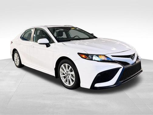 Wind Chill Pearl/Midnight Black Metallic 2024 Toyota Camry SE