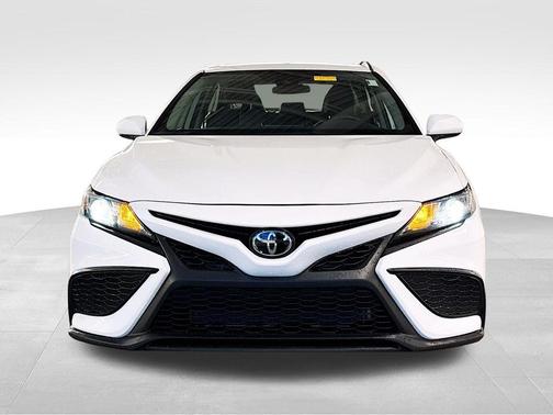 Wind Chill Pearl/Midnight Black Metallic 2024 Toyota Camry SE