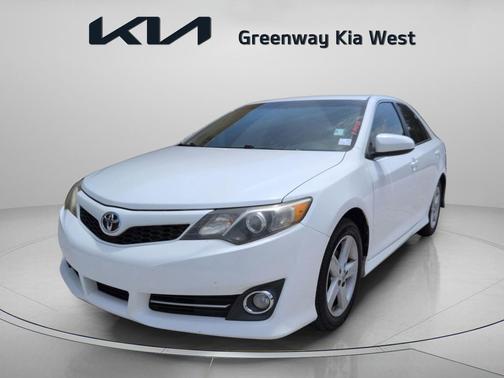 Super White 2013 Toyota Camry SE