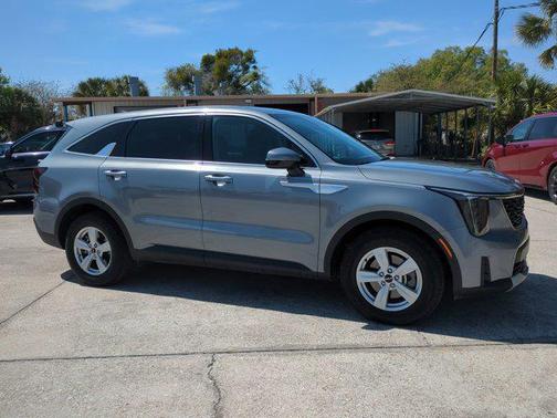 Everlasting Silver 2025 Kia Sorento LX