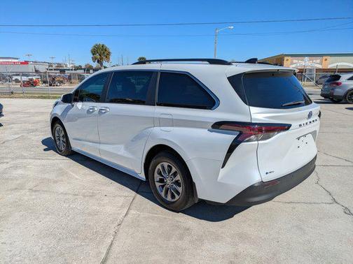 2025 Toyota Sienna XLE