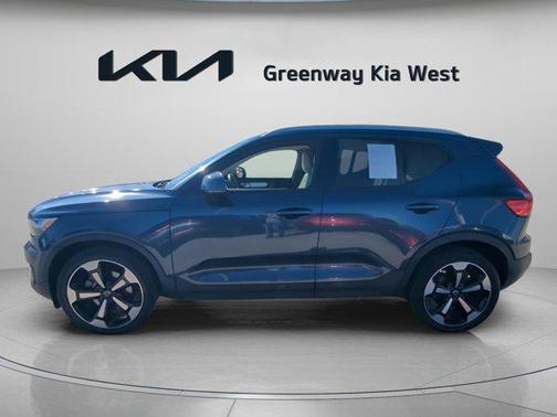 2021 Volvo XC40 T5 Momentum
