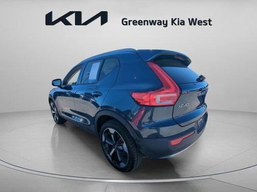 2021 Volvo XC40 T5 Momentum