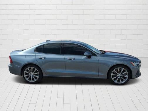2020 Volvo S60 T6 Momentum