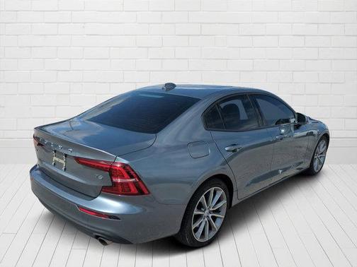 2020 Volvo S60 T6 Momentum