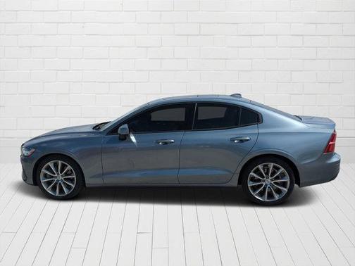 2020 Volvo S60 T6 Momentum