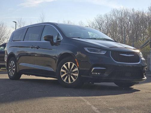2022 Chrysler Pacifica Hybrid Touring L