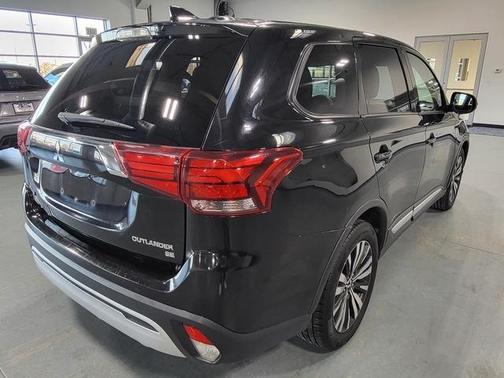 Photo 4 of 26 of 2019 Mitsubishi Outlander SE