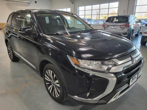 Photo 1 of 26 of 2019 Mitsubishi Outlander SE