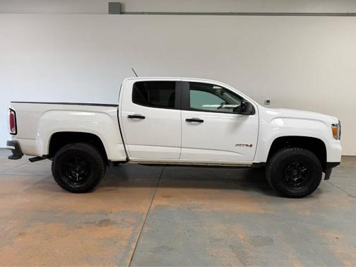 White 2022 GMC Canyon AT4