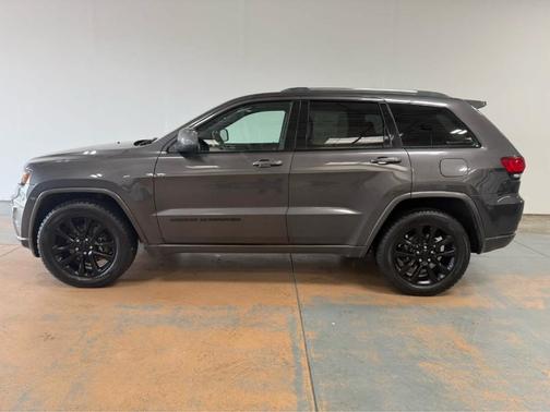 Granite Crystal Metallic 2021 Jeep Grand Cherokee Laredo