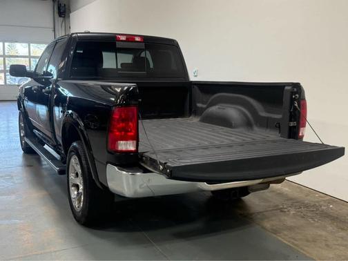 Brilliant Black Crystal Pearlcoat 2016 RAM 1500 SLT