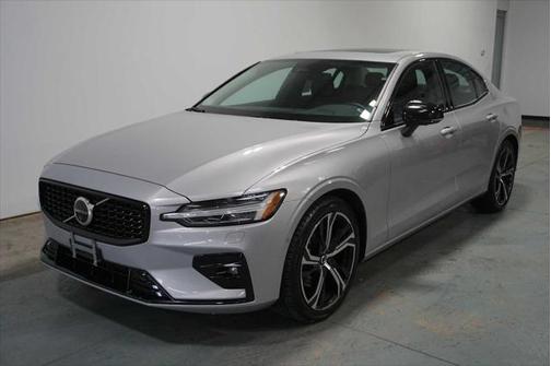 2024 Volvo S60 B5 Plus Dark Theme