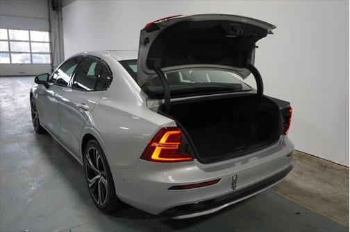 2024 Volvo S60 B5 Plus Dark Theme