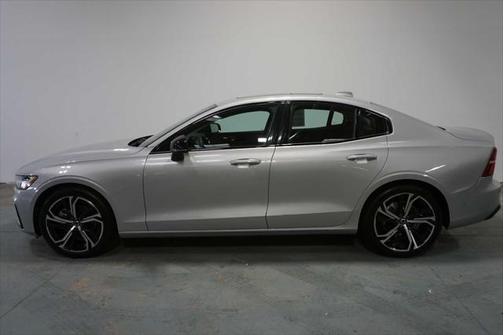2024 Volvo S60 B5 Plus Dark Theme