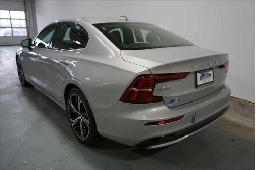 2024 Volvo S60 B5 Plus Dark Theme