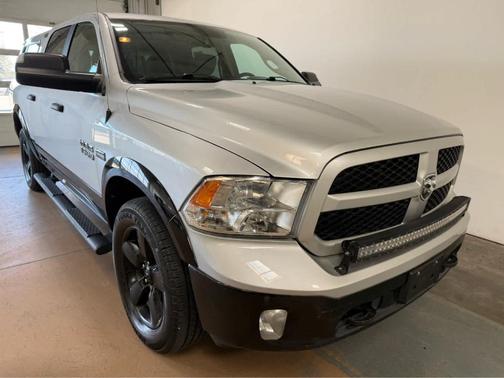 Bright Silver Clearcoat Metallic 2017 RAM 1500 SLT