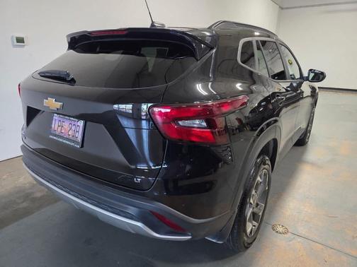 Mosaic Black Metallic 2025 Chevrolet Trax LT