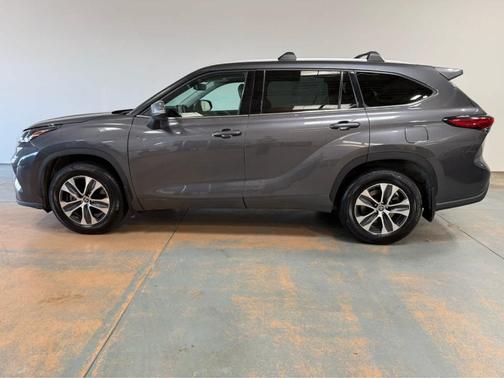 Magnetic Gray Metallic 2022 Toyota Highlander XLE