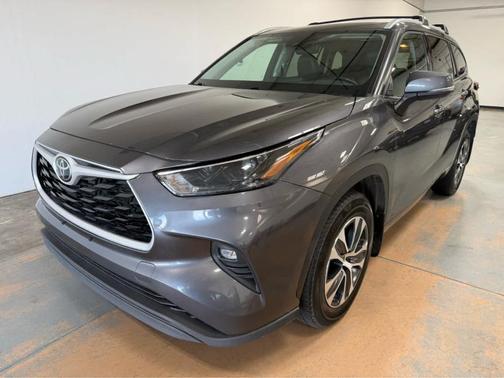 Magnetic Gray Metallic 2022 Toyota Highlander XLE