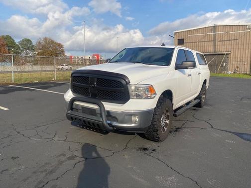 Photo 2 of 25 of 2015 RAM 1500 SLT