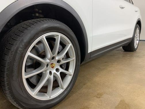 White 2022 Porsche Cayenne Cayenne