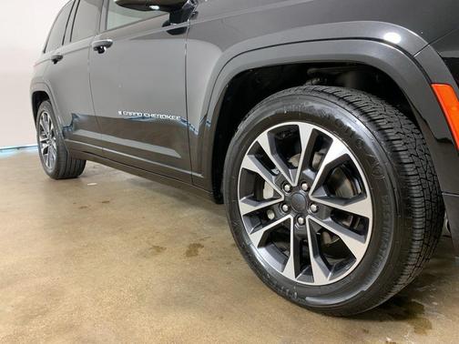 Diamond Black Crystal Pearlcoat 2022 Jeep Grand Cherokee Overland