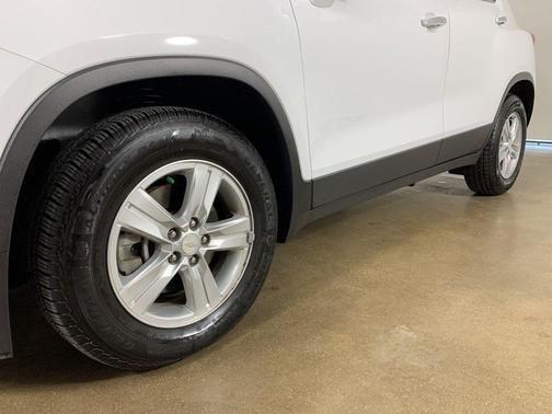 Summit White 2017 Chevrolet Trax LT