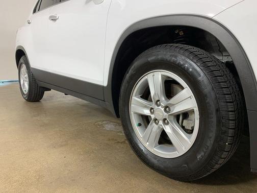 Summit White 2017 Chevrolet Trax LT