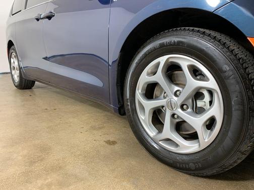 Fathom Blue Pearlcoat 2024 Chrysler Pacifica Limited