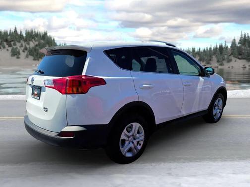 Super White 2013 Toyota RAV4 LE