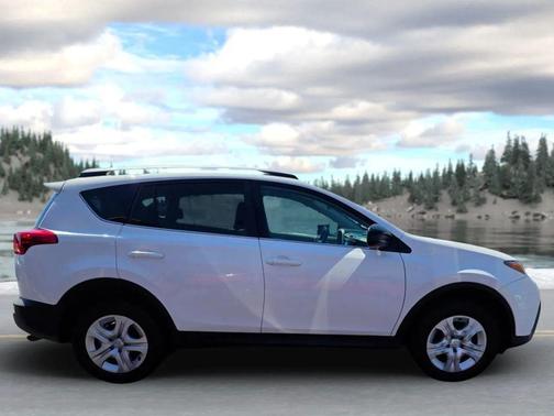 Super White 2013 Toyota RAV4 LE